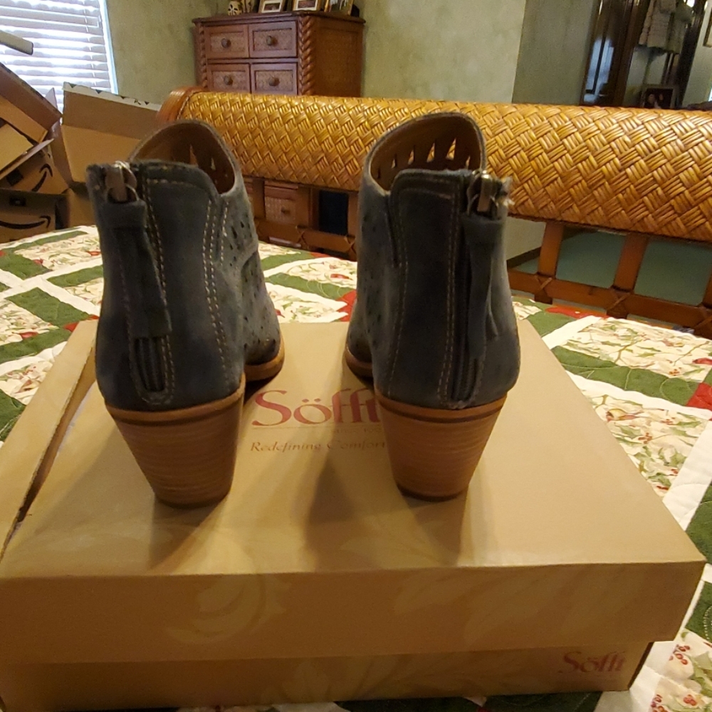 BOOTS - Picture 8 of 8